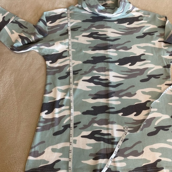 Camouflage Longsleeve Relaxed Turtleneck - Size M - Picture 10 of 11